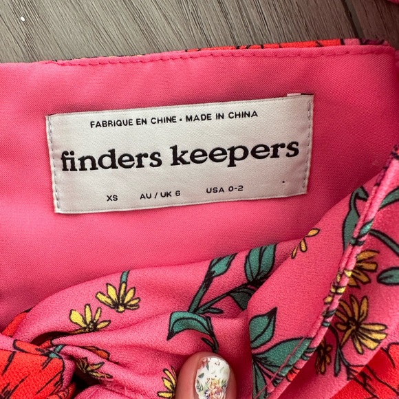 FINDERS KEEPERS KEY-HOLE PUFFED SLEEVE CROP TOP - Picture 2 of 3